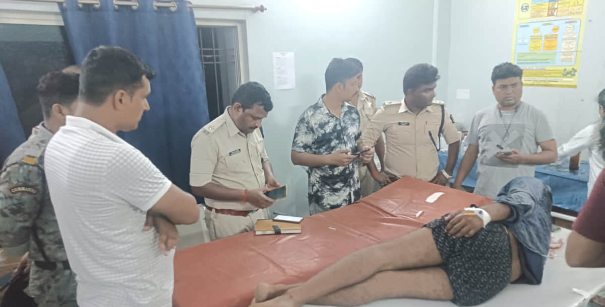 घायल का इलाज करते डॉक्टर
