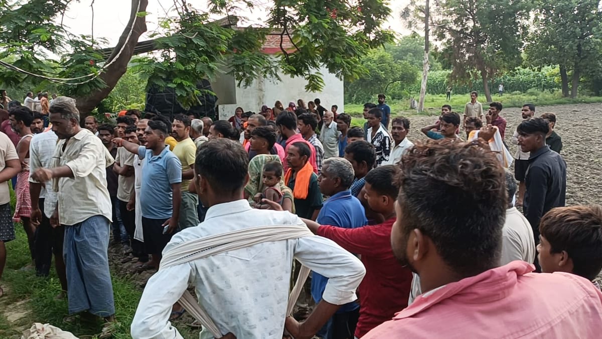 Kanpur: धारदार हथियार से युवक की हत्या, मौके से मिलीं शराब की बोतलें और गिलास, परिजनों की पुलिस से झड़प