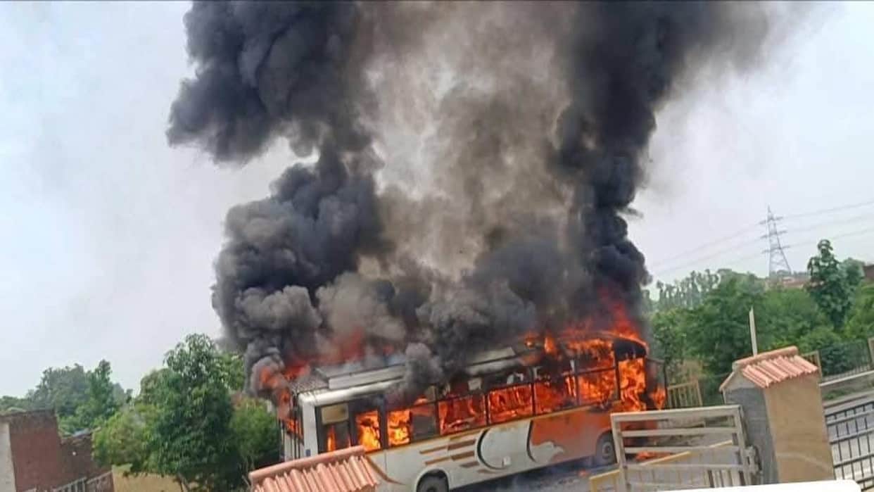 Bus catches fire after hitting divider; 15 passengers have a narrow escape.