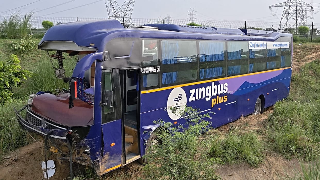Double-Decker Bus Plunges Into Ditch on Agra-Lucknow Expressway Five Injured