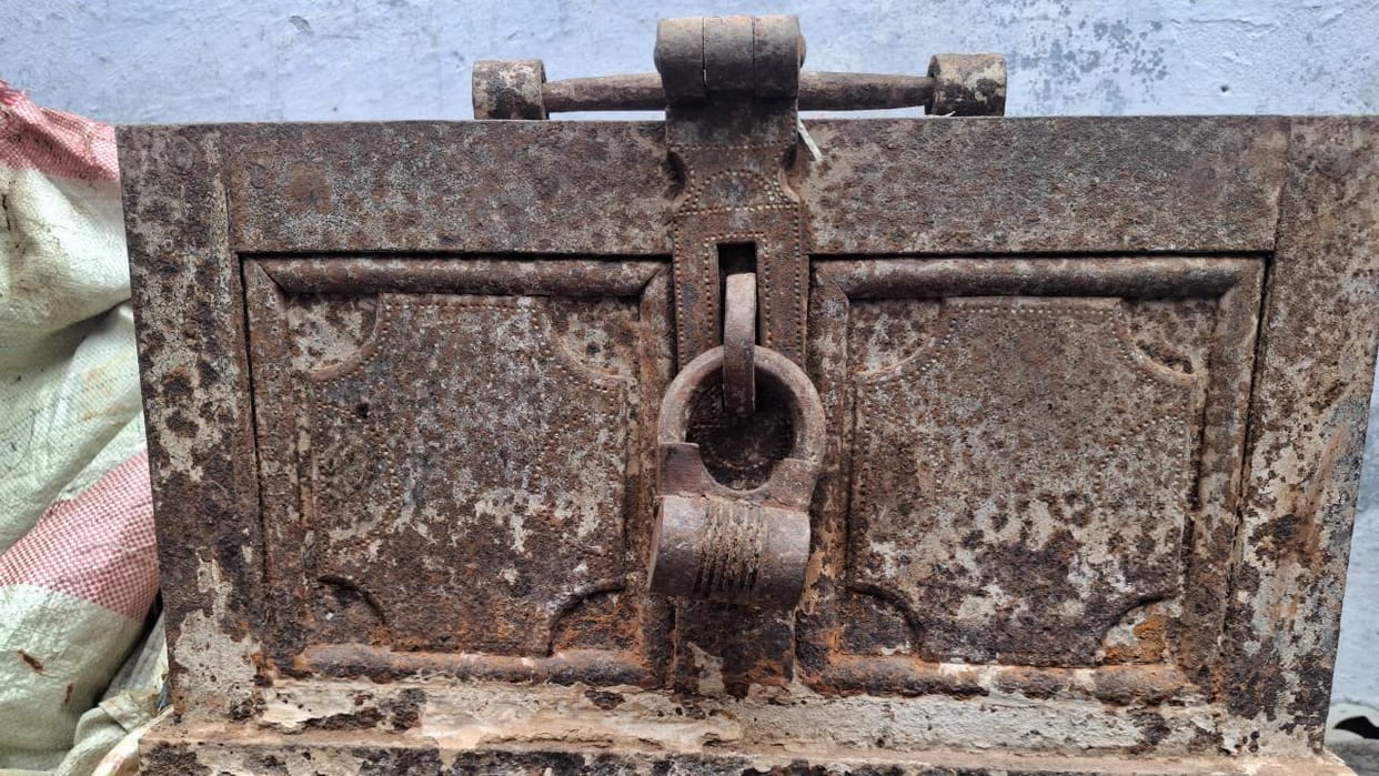 Jhansi: The secret of the British-era safe, mired in controversy for six months, is set to be revealed.