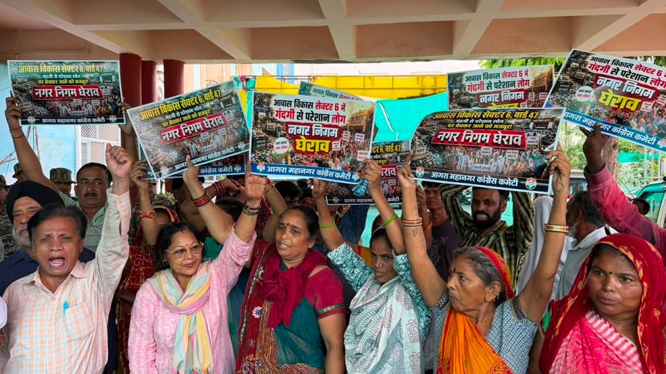 Congress Protests Outside Agra Municipal Corporation Over Waterlogging Issues
