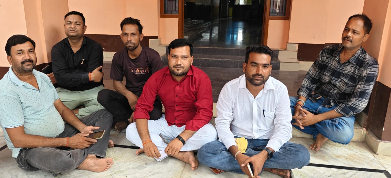 पालिका गेट पर नारेबाजी करते सभासद