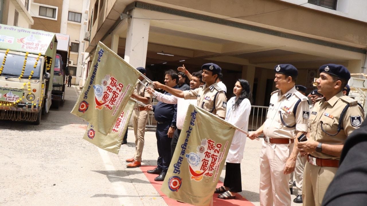 पुलिस कमिश्नर ने रैली को रवाना किया।