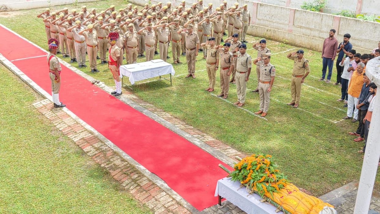 Constable returning from duty dies in road accident in Azamgarh