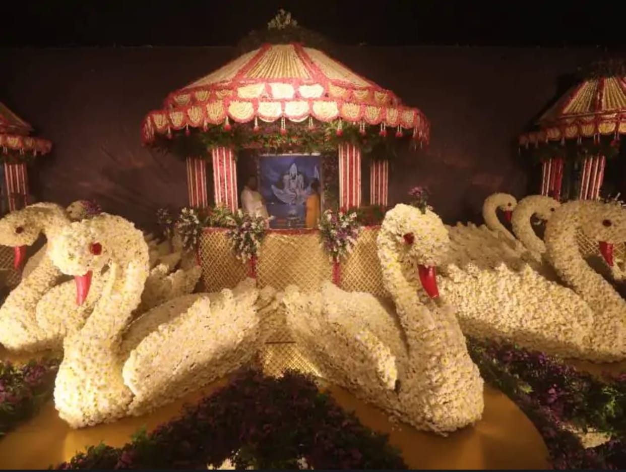 Indore News: Lord Venkatesh, seated on a lunar throne within a 'bungalow' made of 4,000 kg of flowers, granted