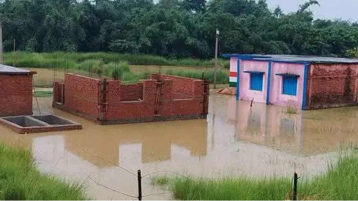 Primary school remains submerged in water for four months children education at risk Motihari Bihar News