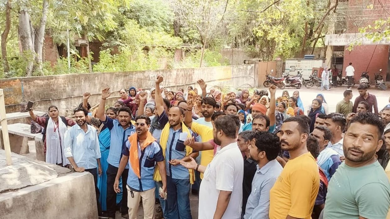 Jhansi: Class IV employees of the medical college go on an indefinite strike