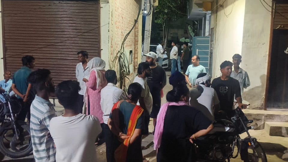 माैके पर जुटी भीड़