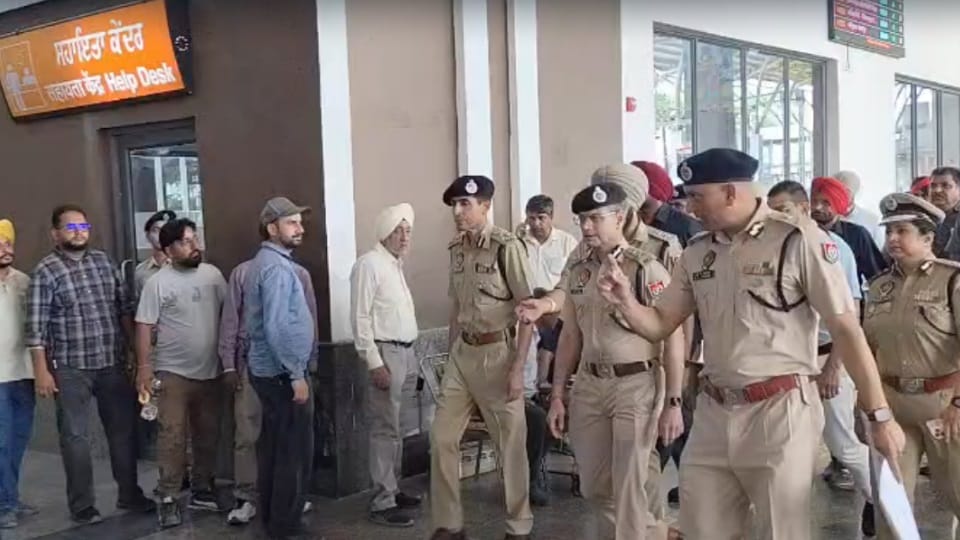 स्टेशन पर सुरक्षा-व्यवस्था का जायजा लेते डीजीपी पंजाब गौरव यादव।