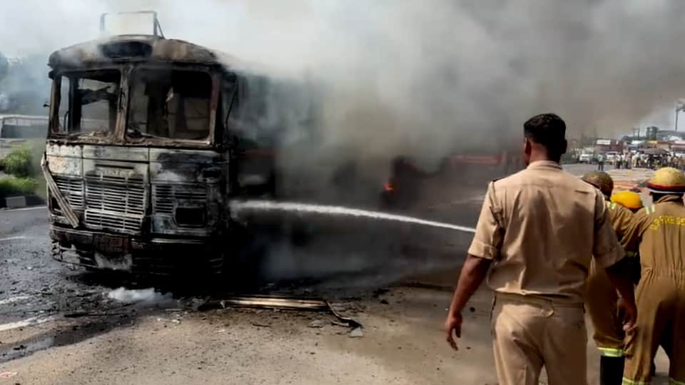 Muzaffarnagar:  CNG Roadways Bus Catches Fire on Delhi-Dehradun Highway, All Passengers Safe