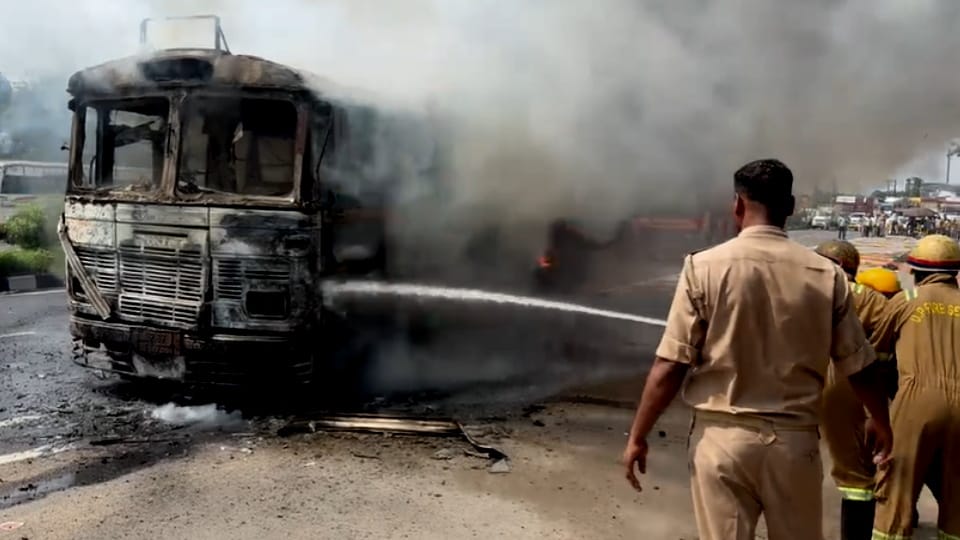 रोडवेज बस में लगी आग