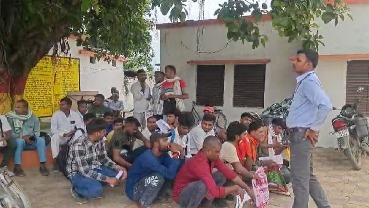 Youth raise questions over ₹10,900 training fee demanded before employment at Ghazipur job fair