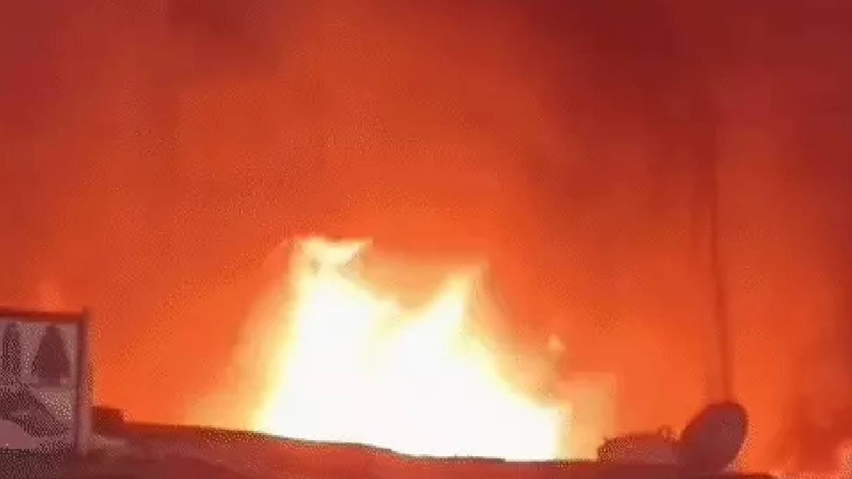 UP: AC compressor explodes in the capital; massive fire breaks out in seven shops along the road; fire brought
