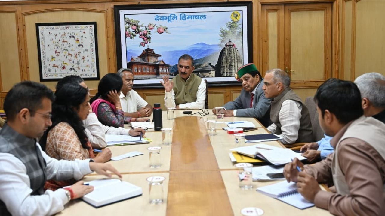 स्वास्थ्य विभाग की समीक्षा बैठक की अध्यक्षता करते मुख्यमंत्री सुखविंद्र सिंह सुक्खू।