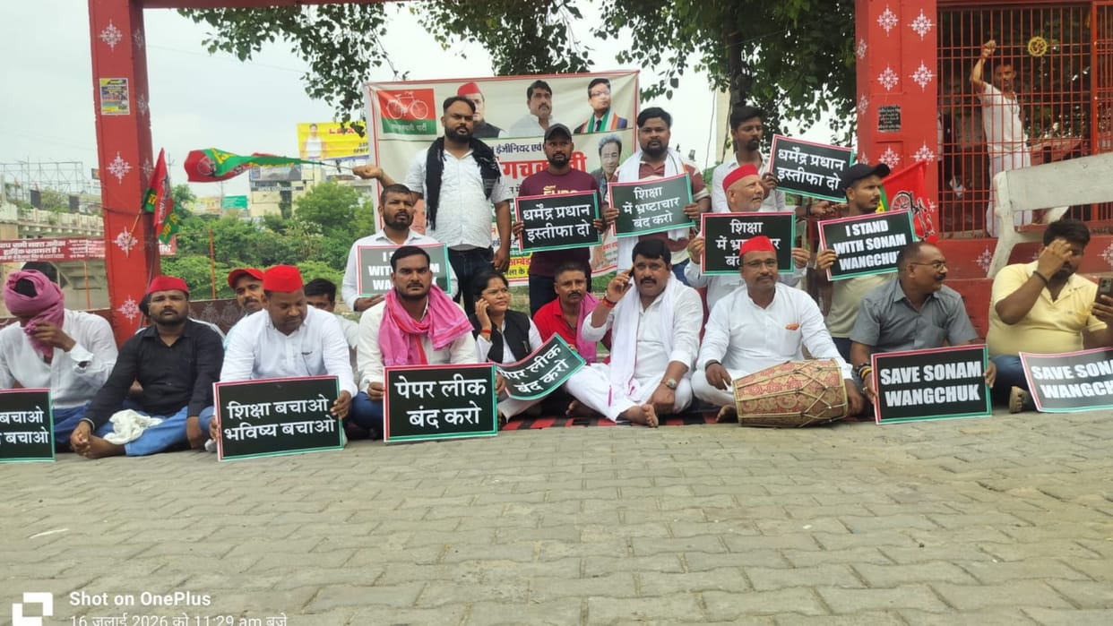 Hunger strike in support of Sonam Wangchuk Demand for action on paper leaks slogans against government