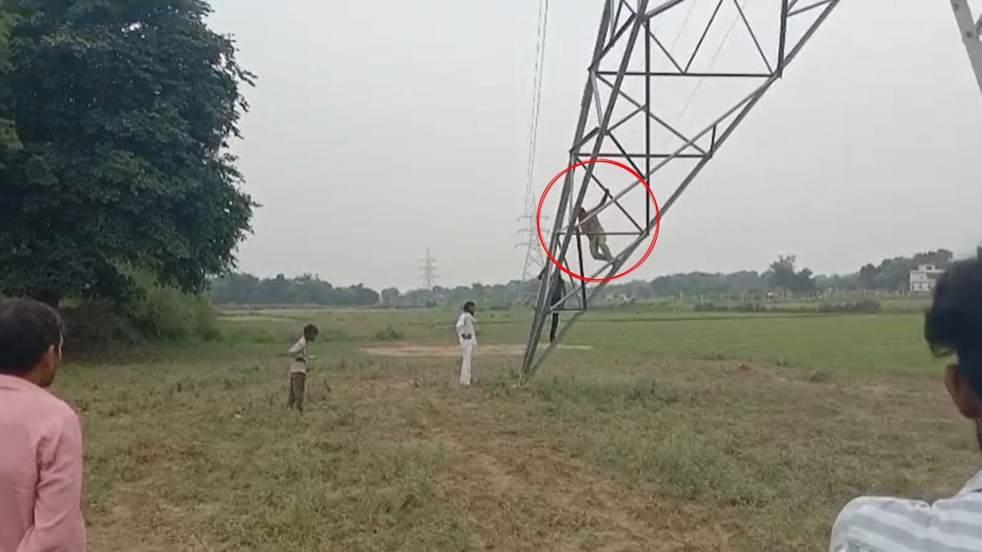 टावर से उतरता शख्स