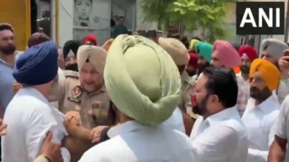 दो गुटों में हाथापाई