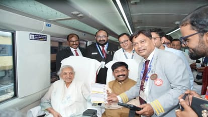 वंदे भारत ट्रेन से प्रयागराज के लिए रवाना होते राज्यपाल आनंदी बेन और मंत्री नंदी।