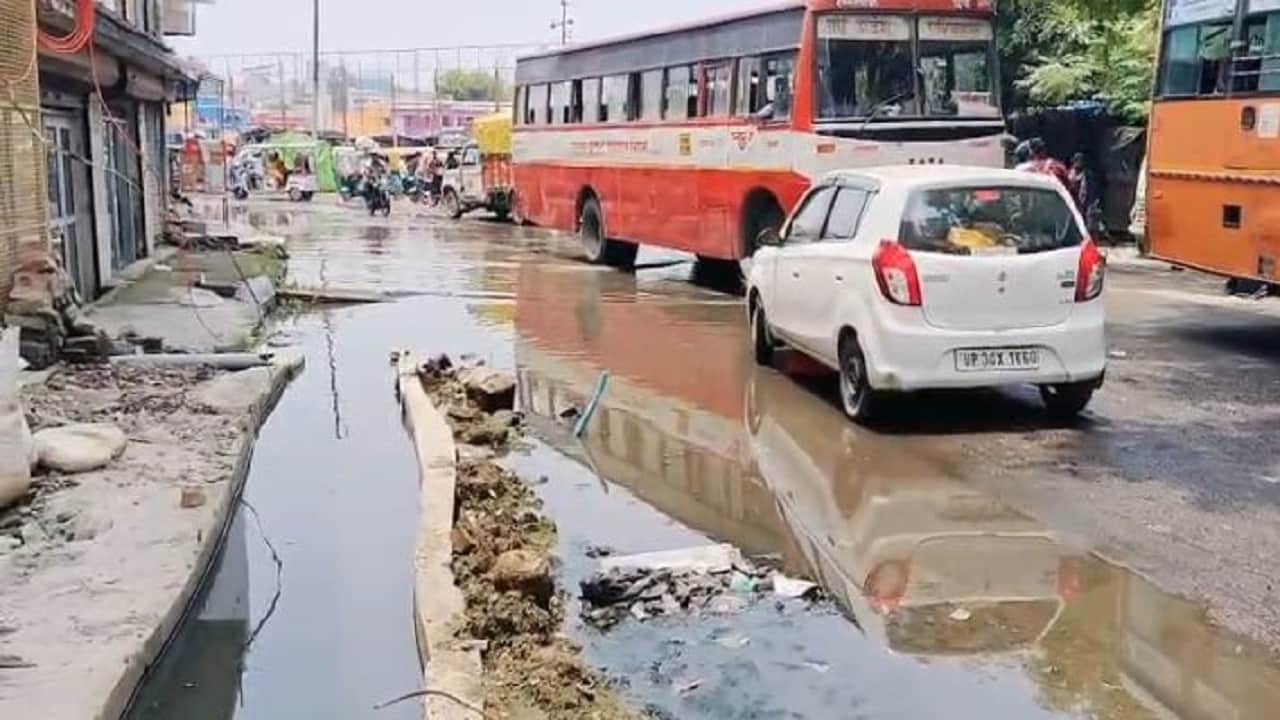 सड़क पर जलभराव