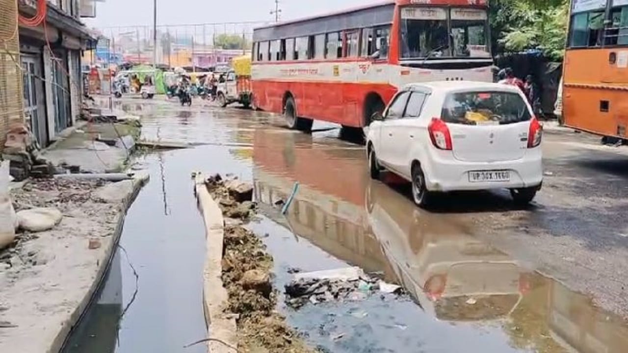 सड़क पर जलभराव