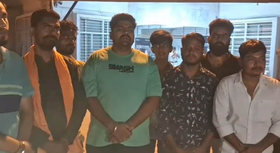 थाने पहुंचे हिंदू संगठनों के कार्यकर्ता