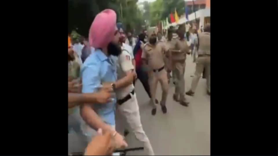 एबीवीपी और सत्थ में मारपीट