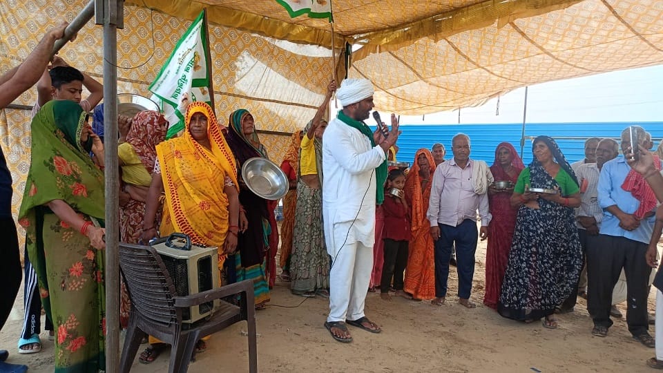 Farmers Intensify Protest, Beg on Streets Against ADA in Agra Village