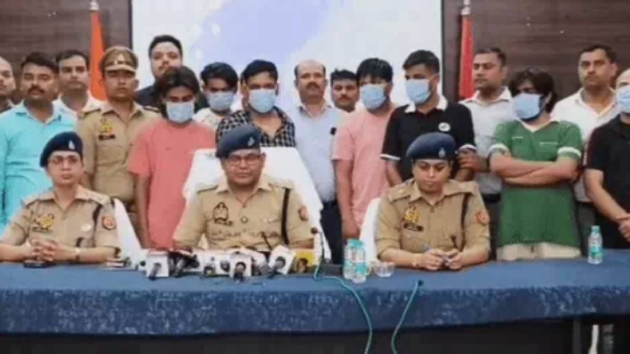 UP: Another fake call center in the capital; seven members of a gang defrauding US citizens arrested following