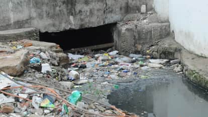 Jhansi: One month of the monsoon has passed, yet claims of drain cleaning remain unfulfilled