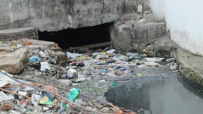 Jhansi: One month of the monsoon has passed, yet claims of drain cleaning remain unfulfilled