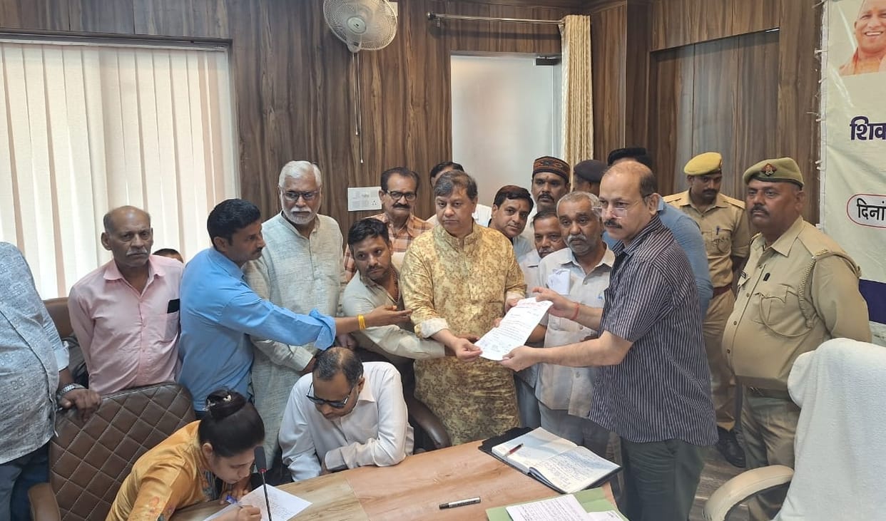 Kanpur Indira Gandhi statue in state of neglect Congress stages protest submits memorandum to Commissioner