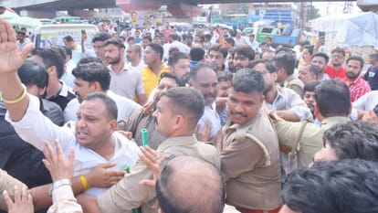 Kanpur BJP and Congress workers clash uproar over the burning of the Assembly Speakers effigy