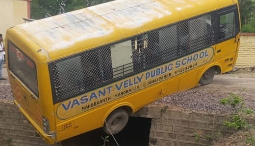 Mahoba School bus full of children left dangling from a culvert quick thinking by villagers saves 25 children