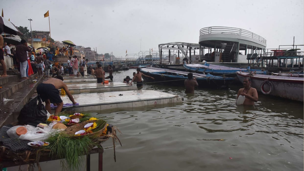 Ganga water level rises by five centimeters in Kashi