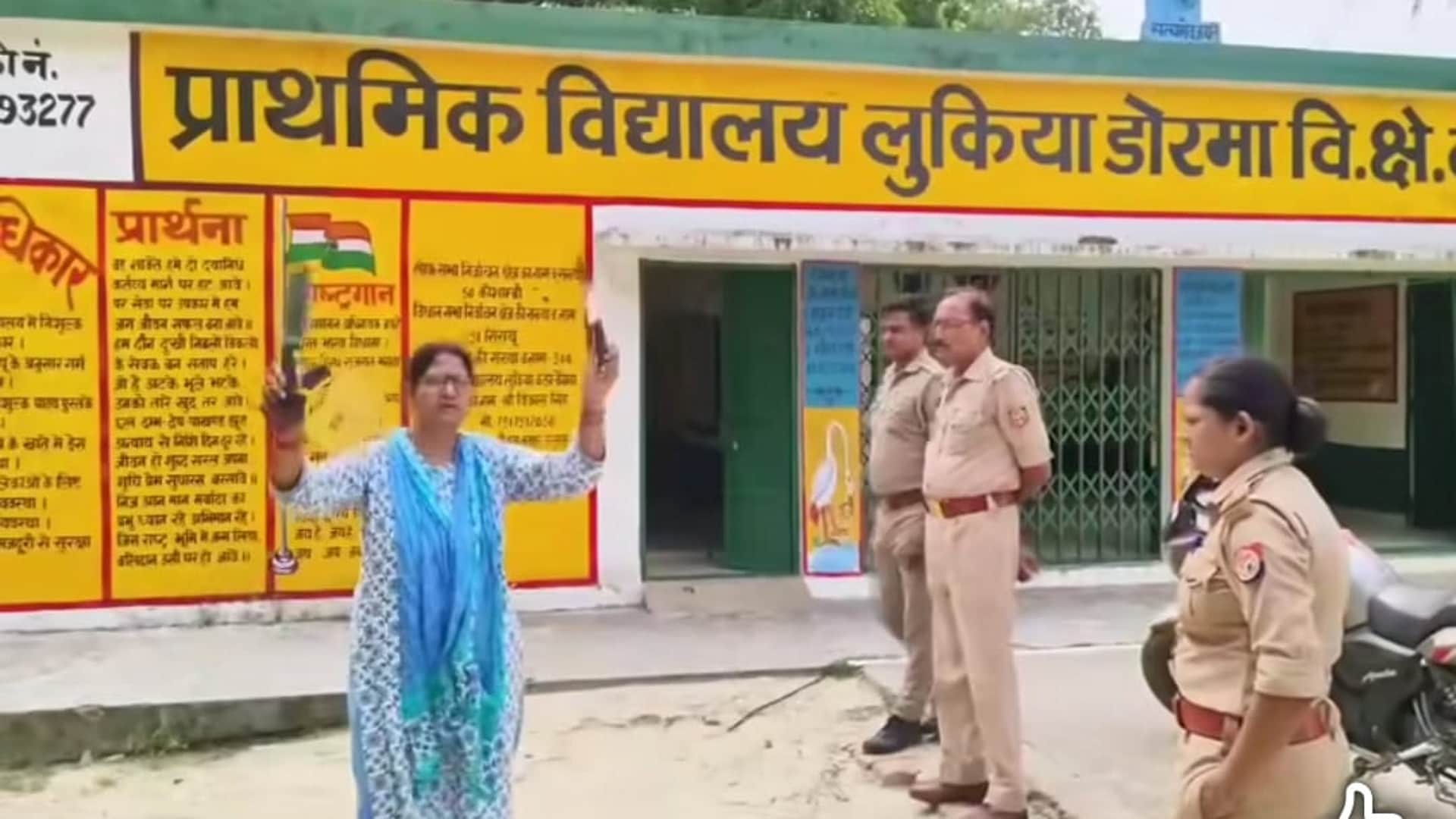 कौशाम्बी में प्राधमिक विद्यालय की प्रधानाध्यापिका चाकू और चापड़ लेकर पहुंची स्कूल।