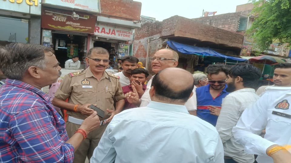 TSI reprimands public representative for stopping car
