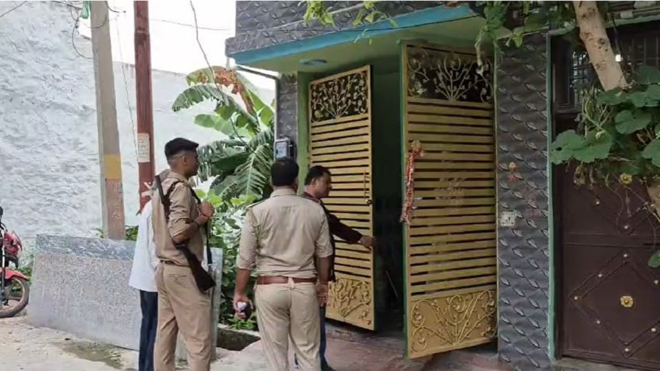 Electricity worker robbed of lakhs