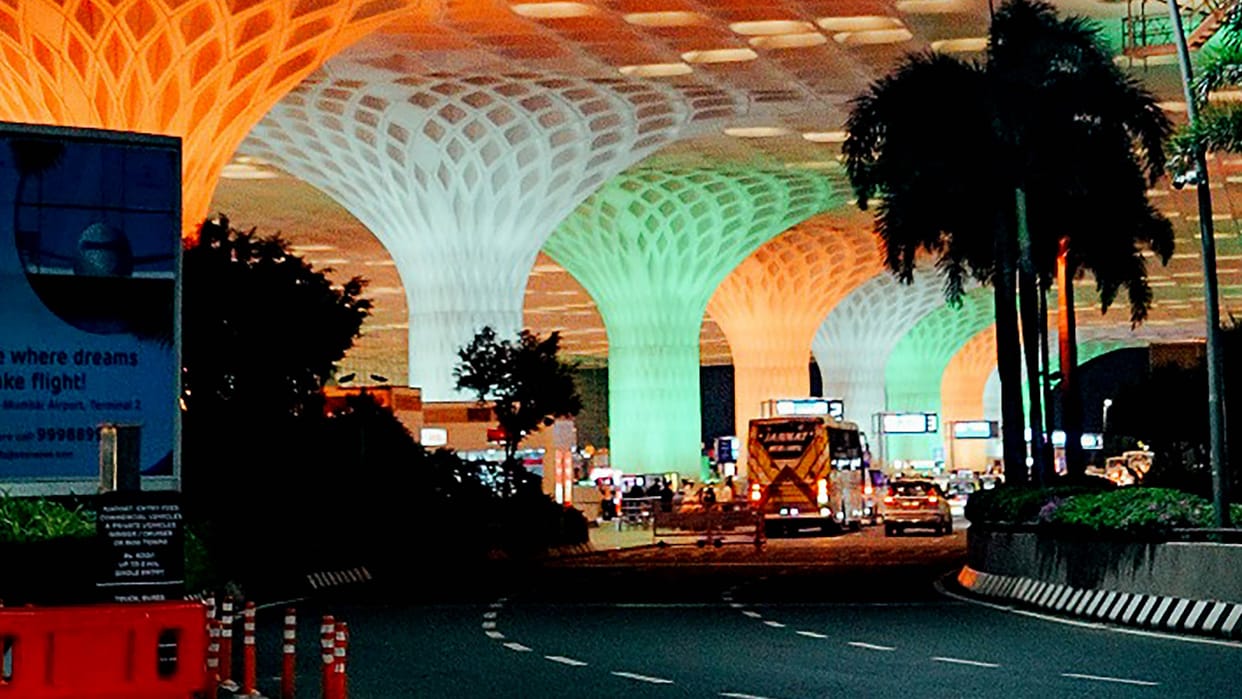 Gold worth rs 7.5 crore smuggled in wax, six members of a smuggling gang arrested at Mumbai Airport