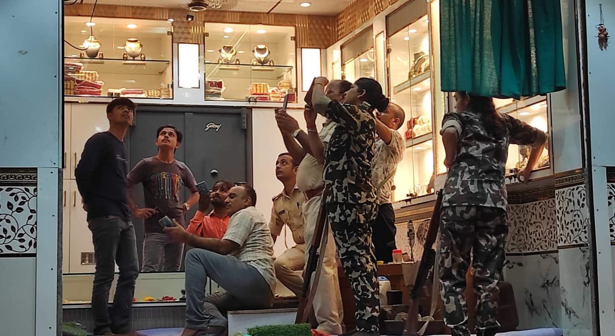 vibhutipur jewellery showroom loot attempt businessman shot cctv seven armed robbers