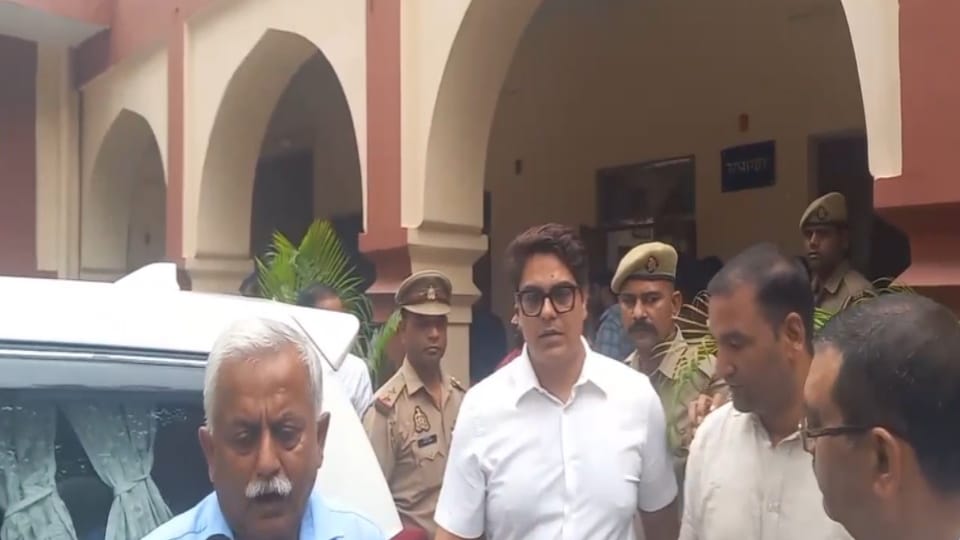 Meerut: Marathon Meeting at Commissionerate Over Supreme Court Order, Central Market Delegation Meets Official