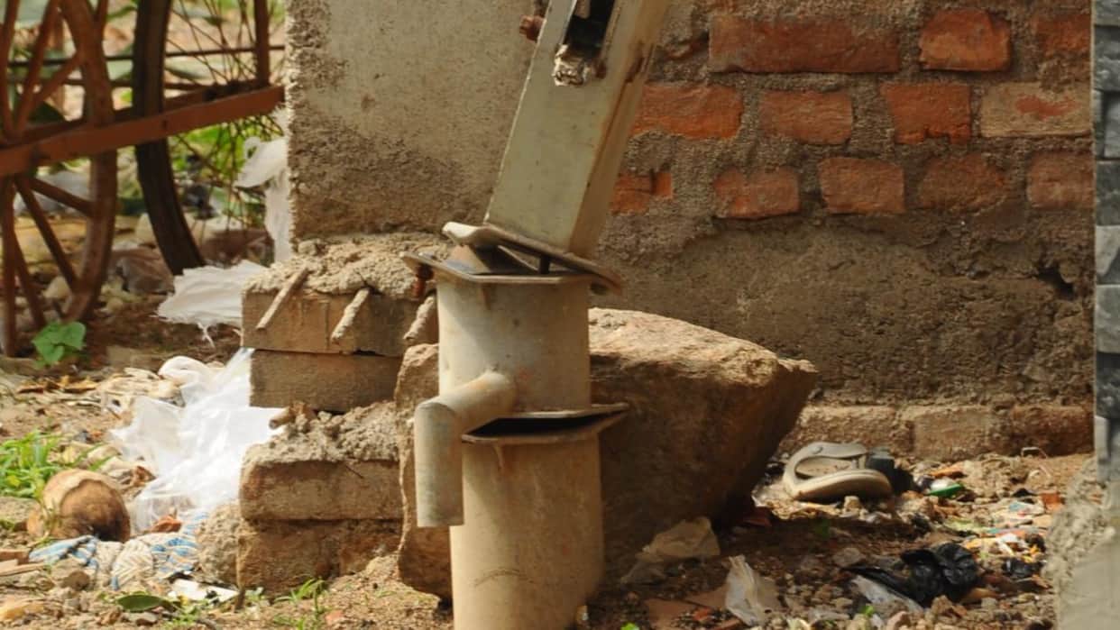 Jhansi: Drinking water crisis in Mission Compound; water supply comes only once a day