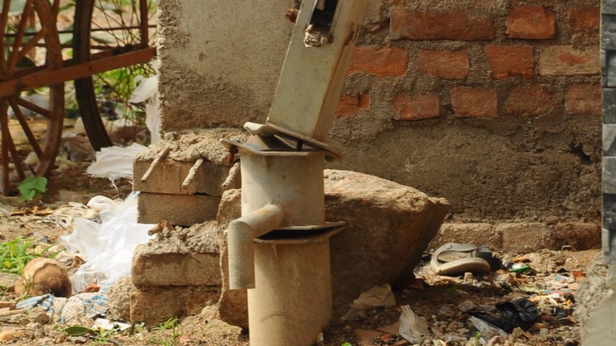 Jhansi: Drinking water crisis in Mission Compound; water supply comes only once a day