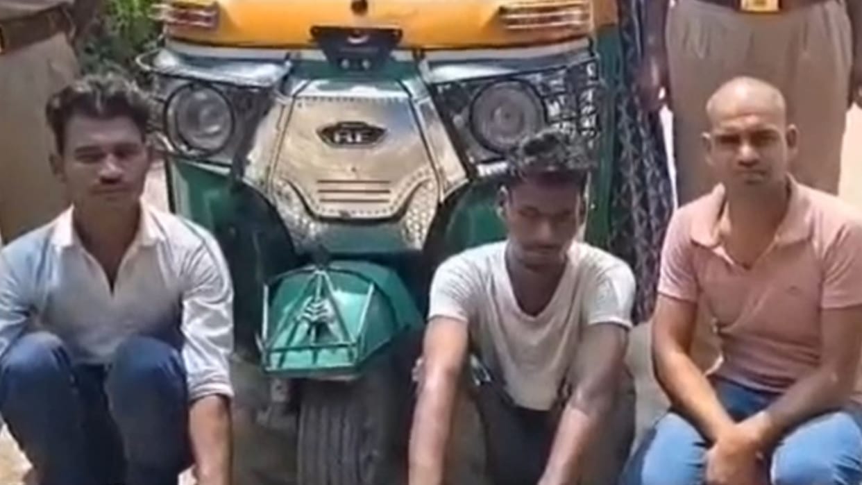 Chandauli Police arrested three swindlers accused of stealing five thousand rupees