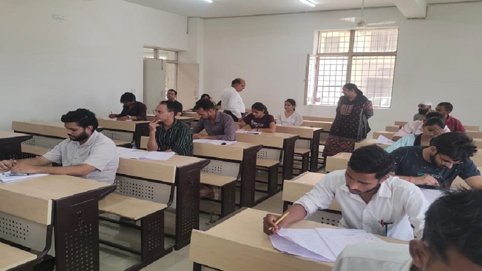 राजा महेंद्र प्रताप सिंह विश्वविद्यालय: एलएलएम एंट्रेंस में नकल करते दो विद्यार्थी पकड़े, 767 ने दी परीक्षा