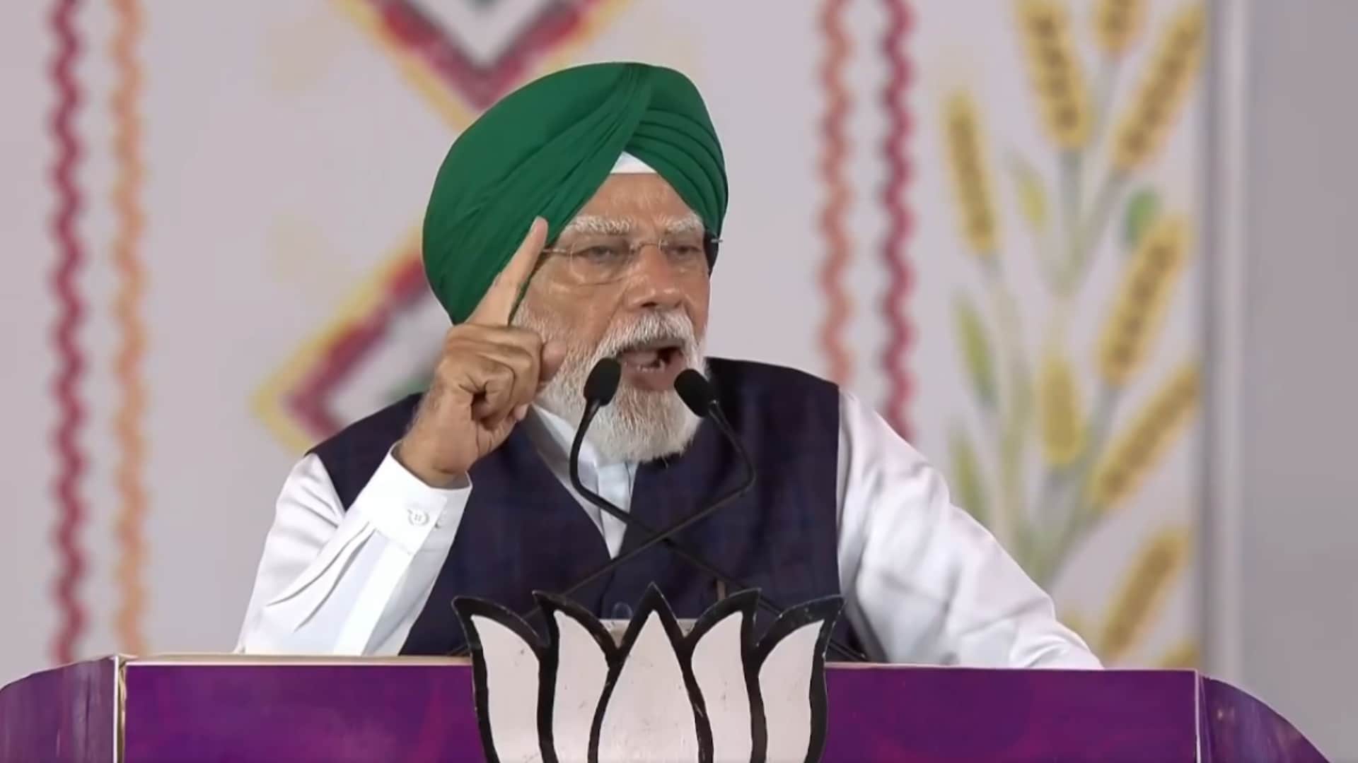 मंच पर पहुंचे पीएम मोदी
