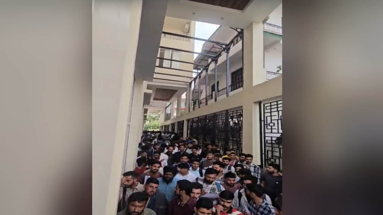 हमीरपुर में हंगामे के बीच रद्द भर्ती।