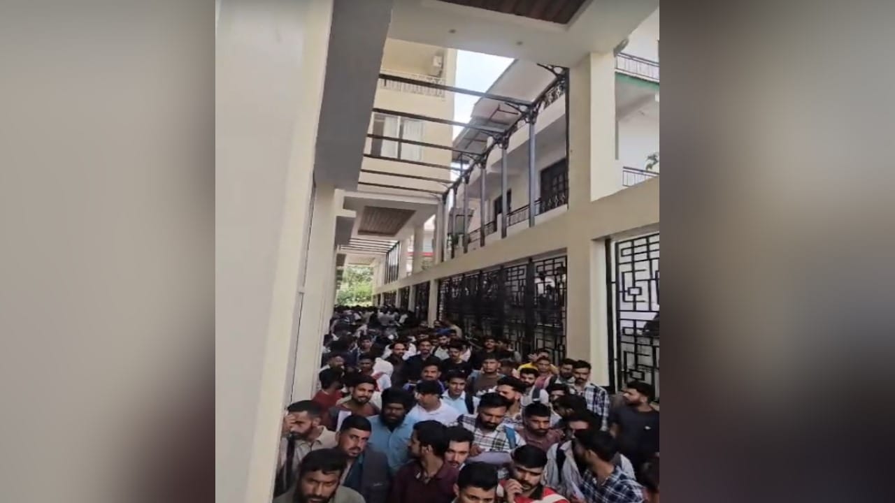 हमीरपुर में हंगामे के बीच रद्द भर्ती।