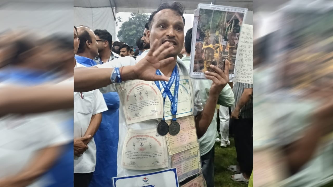 Rahul Gandhi Dehradun Visit Unemployed Youth Wears Academic Degrees Around Neck at Chhatron Ki Goonj Event