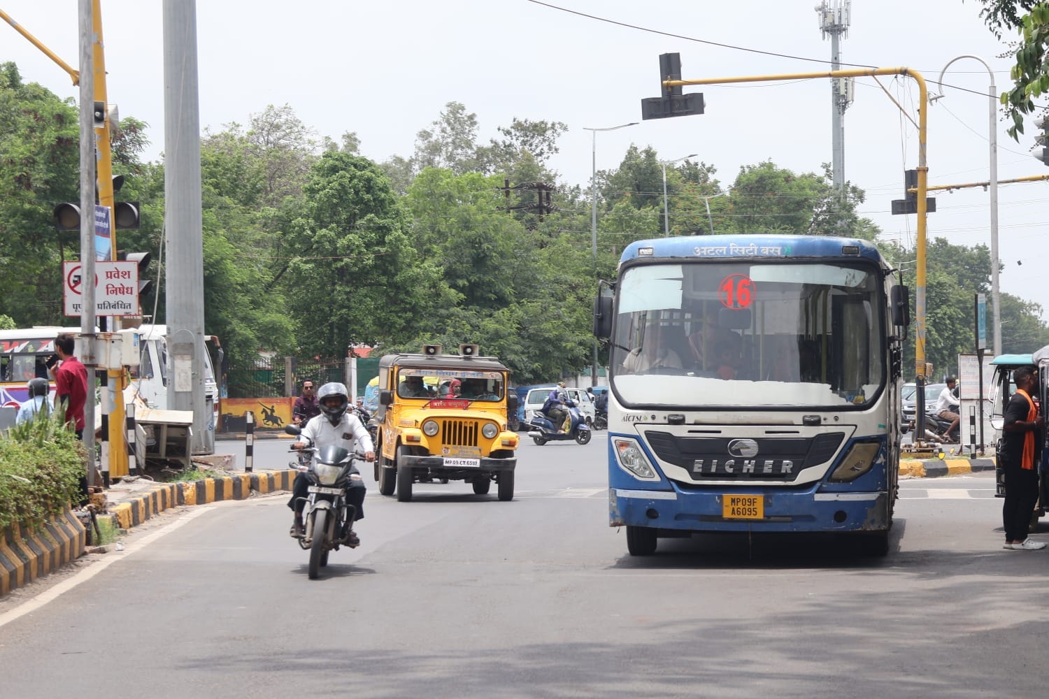 सिग्नल के नीचे खड़ी कर दी बस
